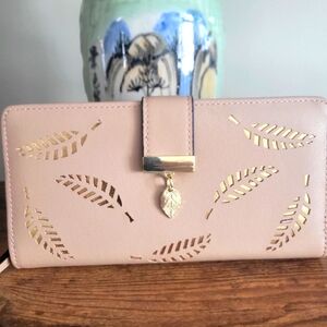 🦚 NWOT Elegant Tan Leaf Cutout Wallet